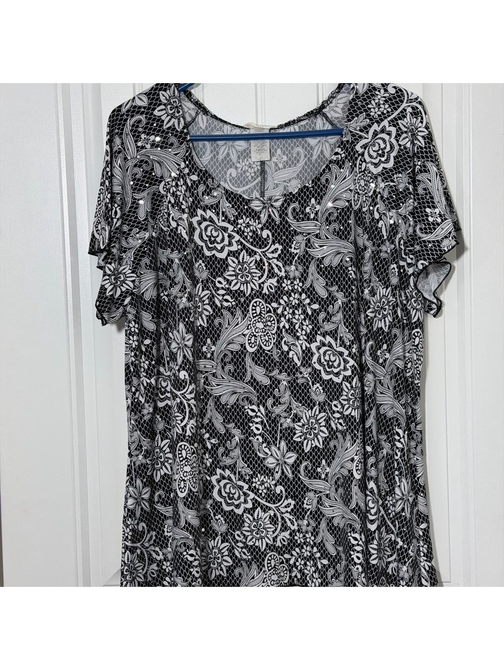 Black & White Floral Scoop Neck Women’s Top 2X